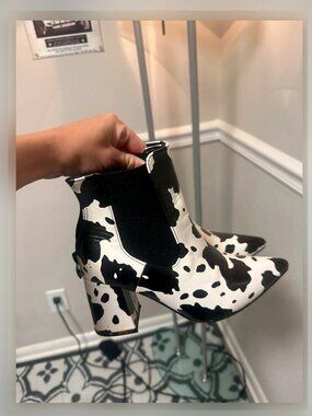 Cow design black and white short boots size 6 women’s